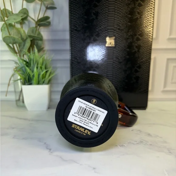Stanley Luxe Black Snakeskin 40oz Tumbler BNIB - Picture 6 of 8